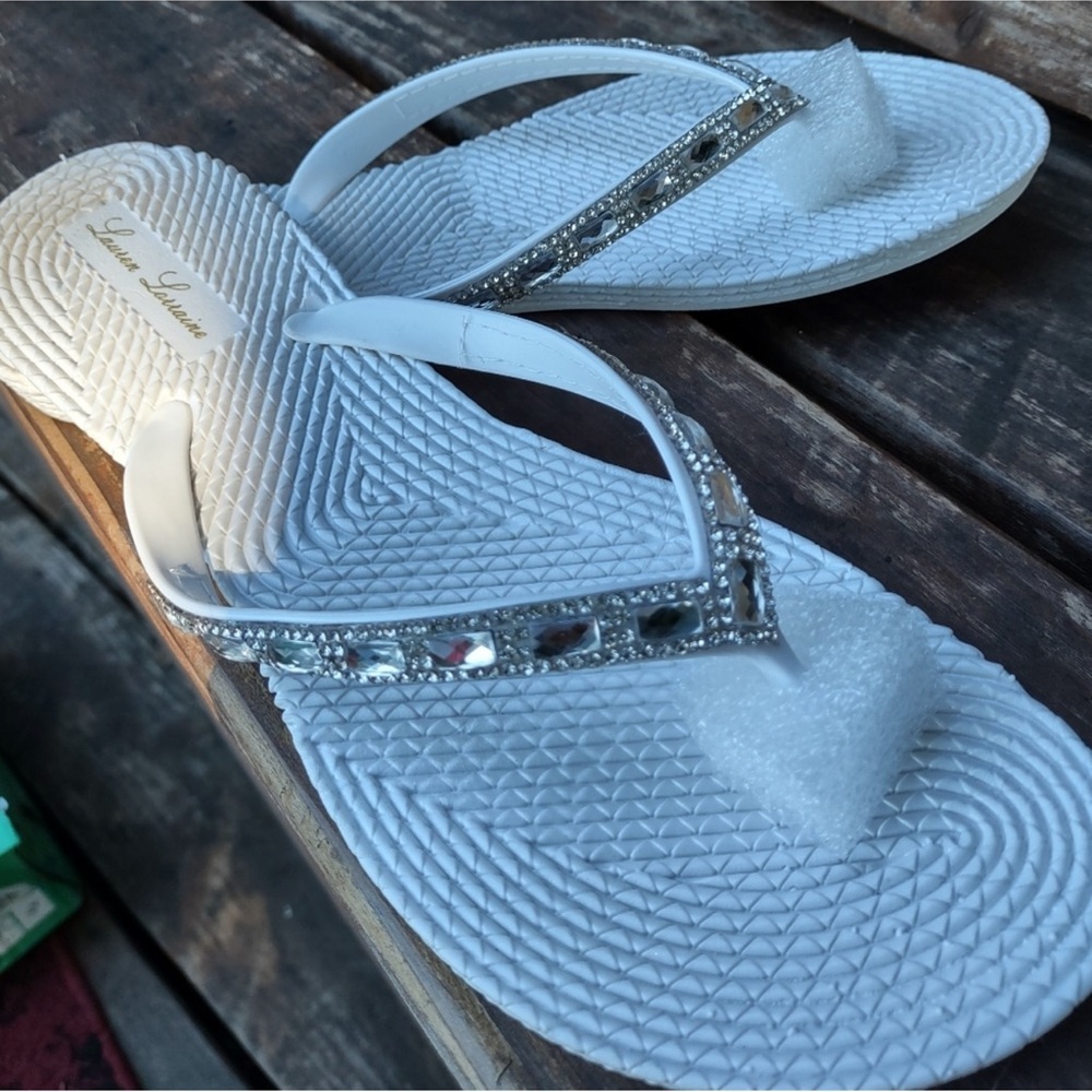 Lauren Lorraine Gigi White Rhinestone Flip Flops Womens Sandals Size 5 NEW